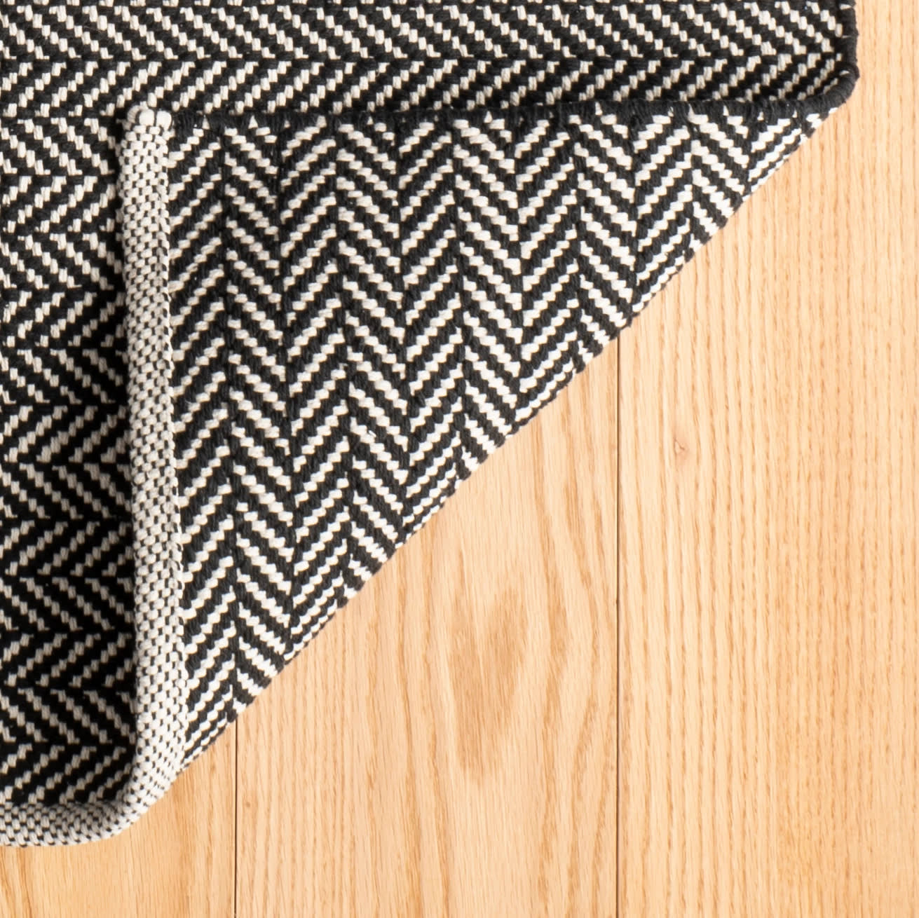 herringbone handwoven cotton rug | black herringbone handwoven cotton rug | black