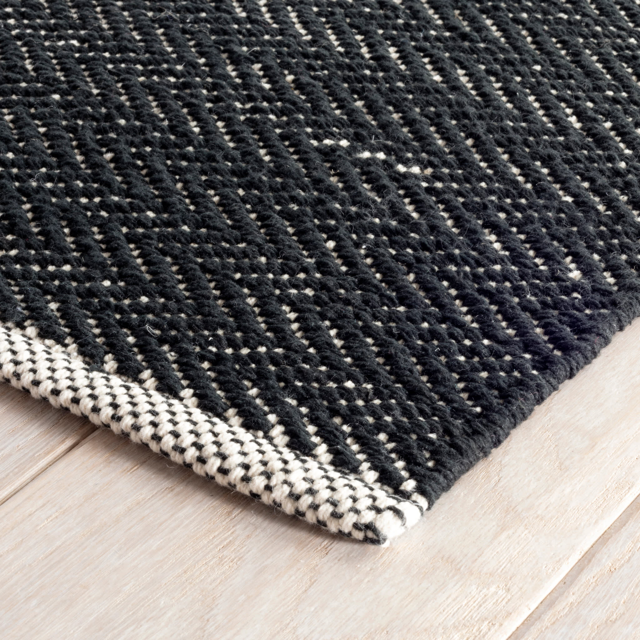 herringbone handwoven cotton rug | black herringbone handwoven cotton rug | black